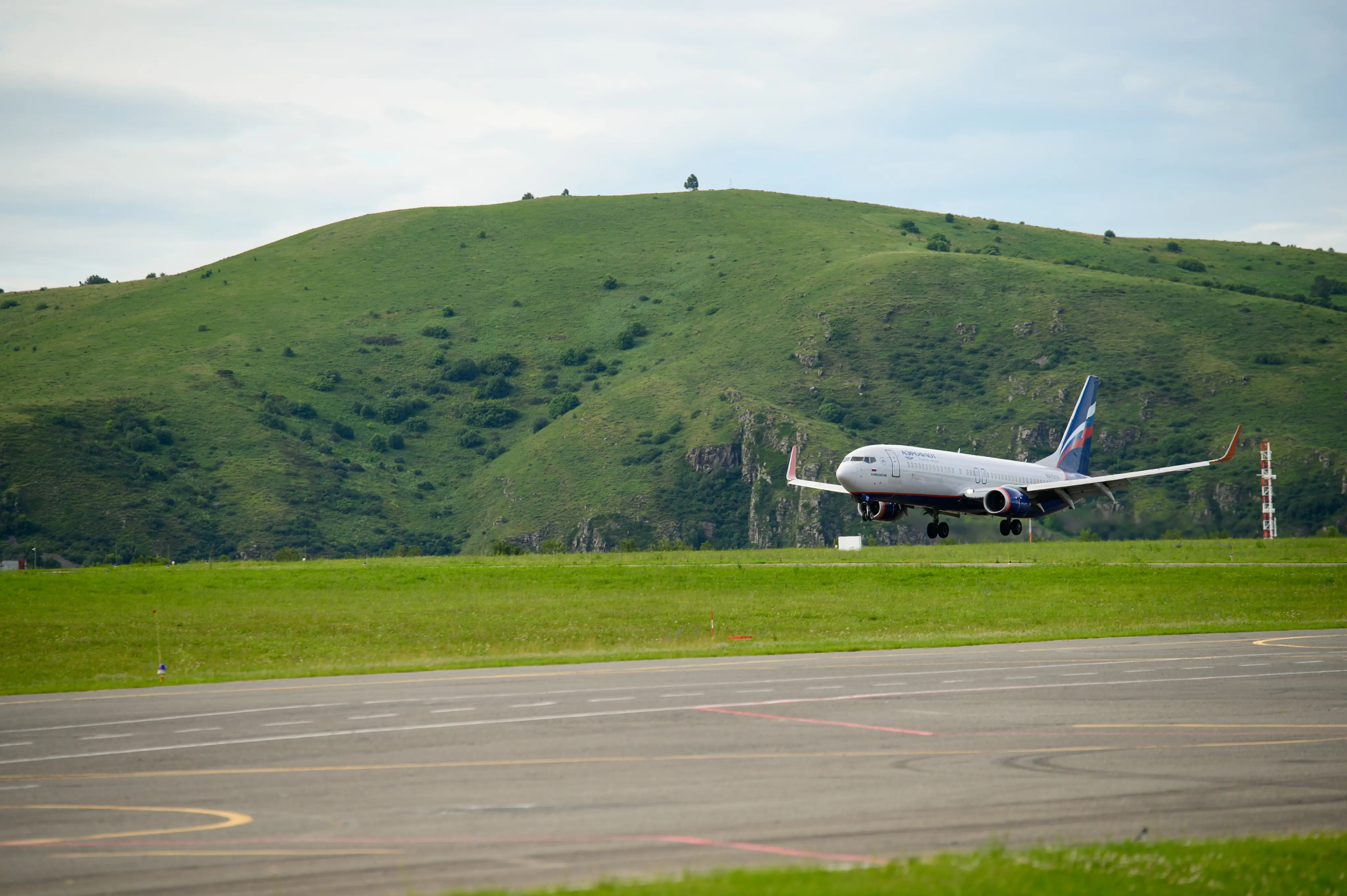 我们每年迎送超过50万名旅客。保障9家航空公司的航班，运营13条航线。我们可保障超过30种改型的飞机和所有类型的直升机起降。