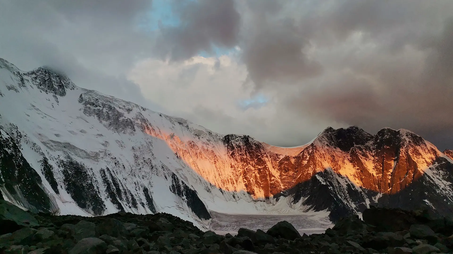 开启阿尔泰。丘亚公路